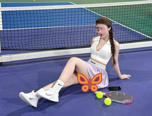 Gái xinh mặc hở trên sân pickleball